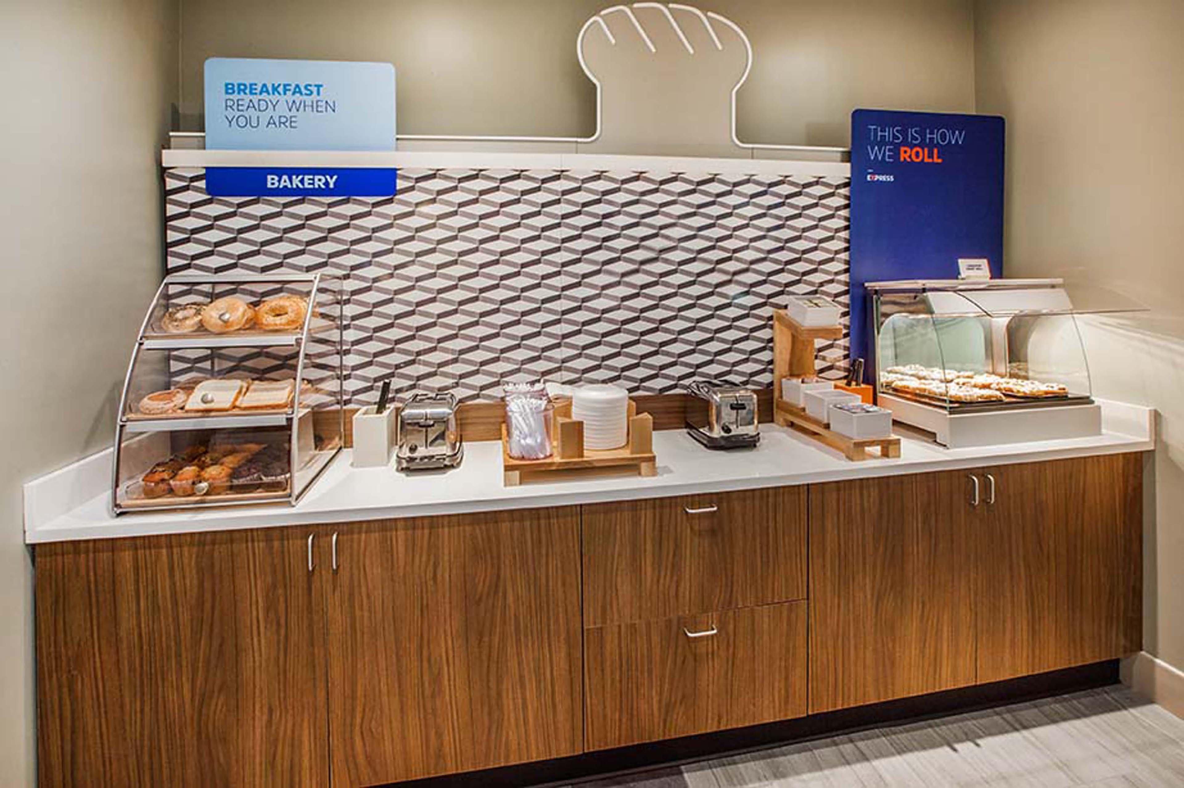 Holiday Inn Express & Suites North Dallas At Preston By Ihg Екстер'єр фото